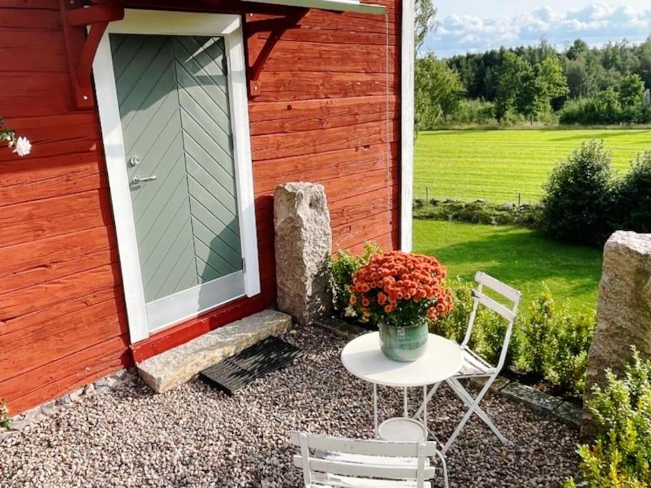 Nyrenoverad Stuga Naera Naturen Linköping Exterior foto